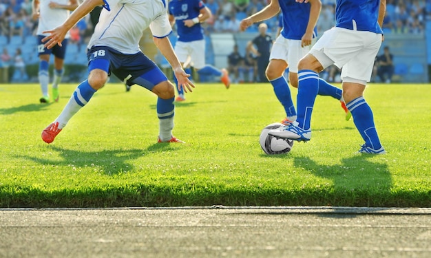 Partita di calcio nella soleggiata giornata estiva