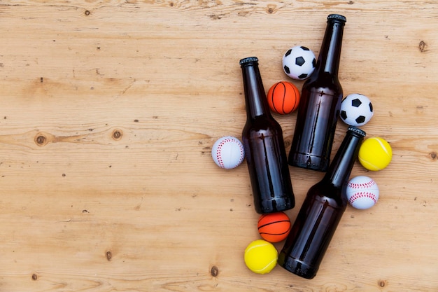 Partita sportiva Bottiglia di birra con palline da baseball, basket, calcio