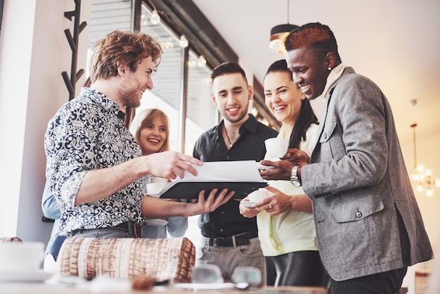 Partito di evento di celebrazione del caffè di affari della pausa caffè. Concetto di brainstorming di lavoro di squadra