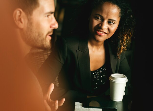 Partner che discutono di affari con il caffè