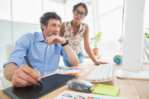 partner che lavorano insieme su tablet