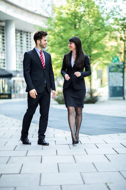 Partner commerciali che camminano e parlano