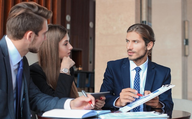 partner commerciali che discutono documenti e idee durante la riunione