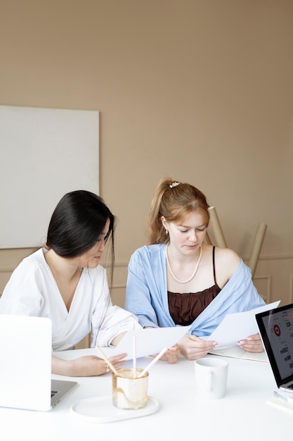 Partner commerciali che lavorano in ufficio