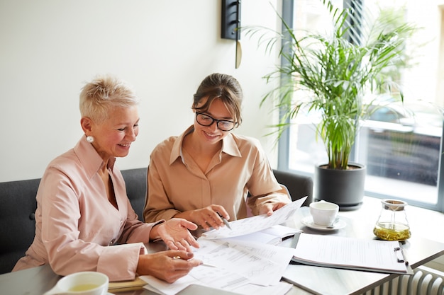 Partner commerciali che lavorano insieme