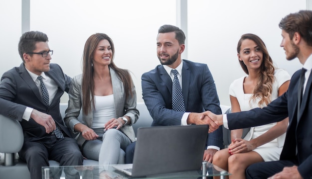 Partner commerciali che si stringono la mano durante i negoziati