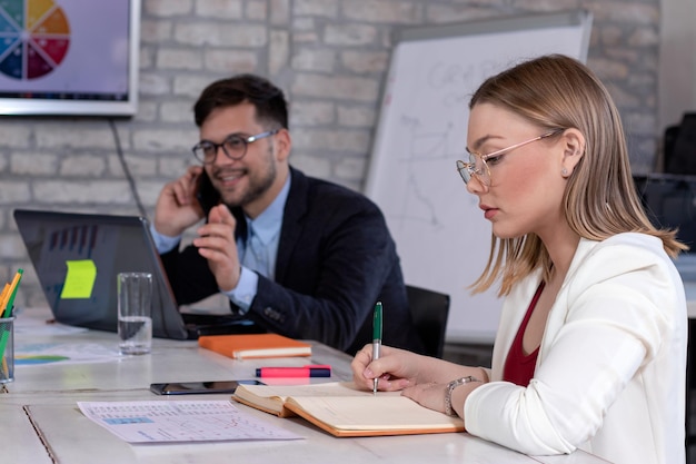 Partner commerciali di successo che hanno una riunione e discutono di nuove idee per progetti aziendali in un ufficio