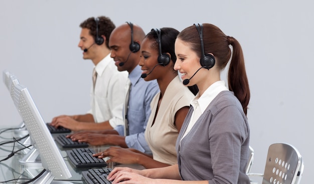 Partner commerciali positivi che lavorano in un call center