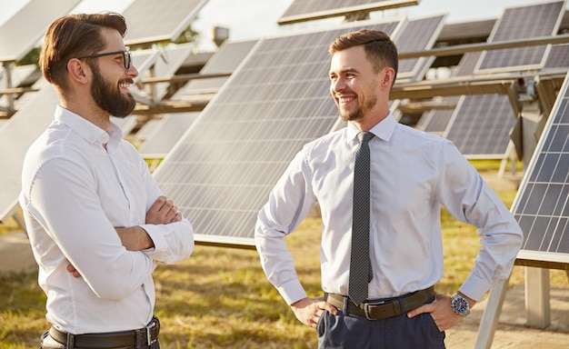 Partner commerciali sorridenti che discutono di lavoro nella centrale solare