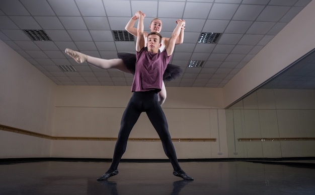 Partner di balletto che ballano insieme con garbo