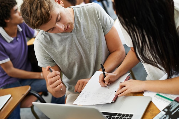 Partner di studio Un giovane studente maschio e femmina che studia in una classe