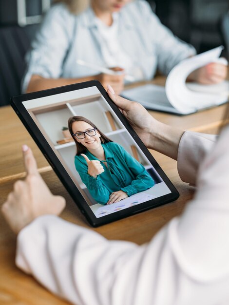 Partner femminili di chat video in teleconferenza aziendale