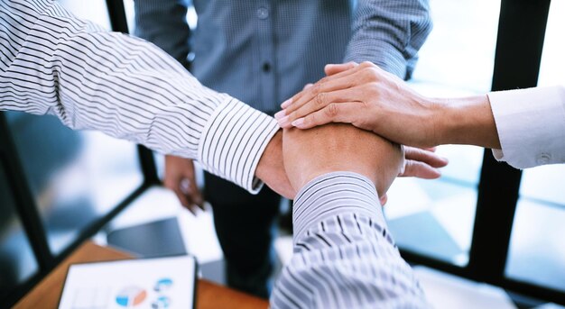 Partnership commerciale che mette le mani insieme