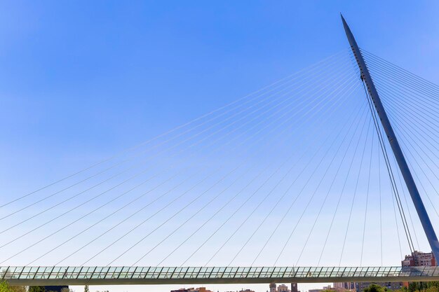 Pasarela del voluntariado Vista laterale Ponte moderno su un cielo blu a Saragozza Architettura moderna