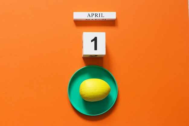 Pasqua 2018 1 aprile testo in legno su sfondo arancione uovo giallo Copia spazio