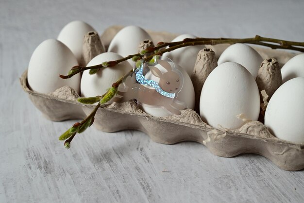 pasqua bianco pollo e uova di quaglia grigio kraft sfondo chiaro rami di salice pasqua