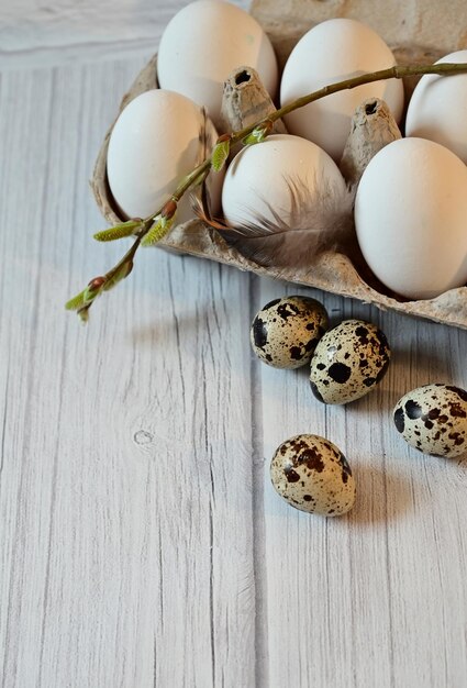 pasqua bianco pollo e uova di quaglia grigio kraft sfondo chiaro rami di salice pasqua