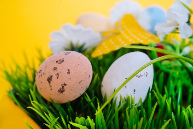 Pasqua colorate dipinte di uova maculate nel cestello.