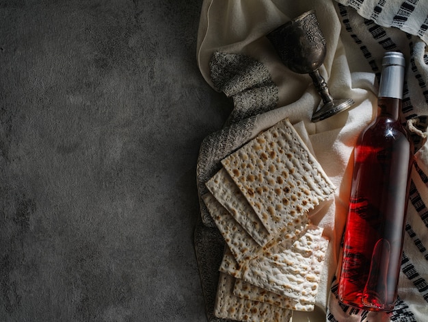 Pasqua concetto di vacanza con vino e pane azzimo su sfondo rustico, piatto laici.