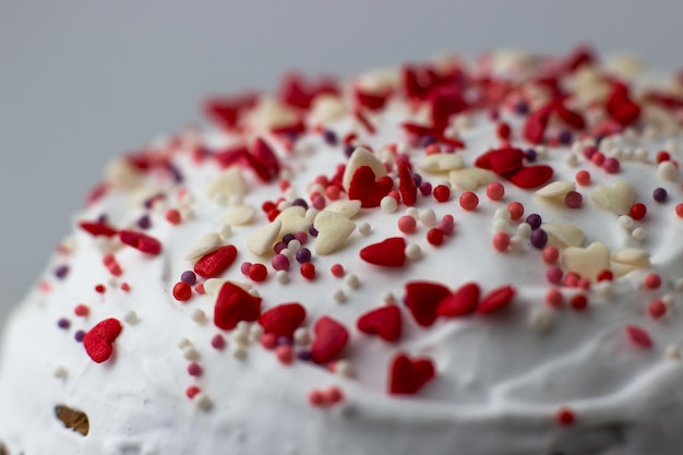 Pasqua decorata con glassa di zucchero bianco cuori di zucchero rossi e bianchi