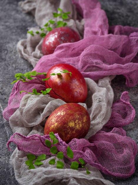 Pasqua dipinta uova di gallina rossa