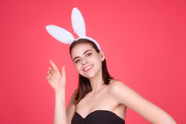 Pasqua donna allegra ragazza che celebra la pasqua isolata su sfondo studio foto in studio di