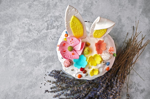 Pasqua festiva decorativa con coniglietto pasquale e rami di lavanda