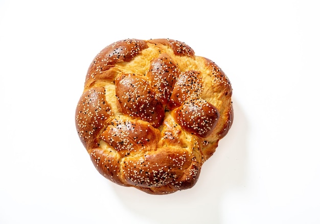 Pasqua greco tsoureki treccia pane dolce brioche sovraccarico isolato su bianco