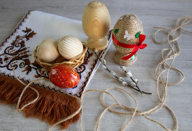 Pasqua preparazione elementi decorativi in legno uova di legno