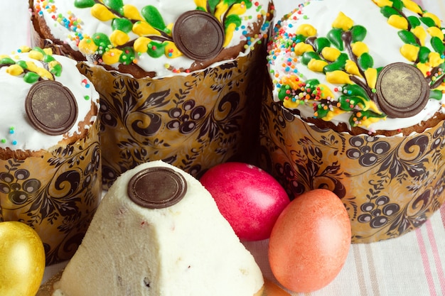 Pasqua russa pane kulich paska decorato con colorate uova di Pasqua colorate