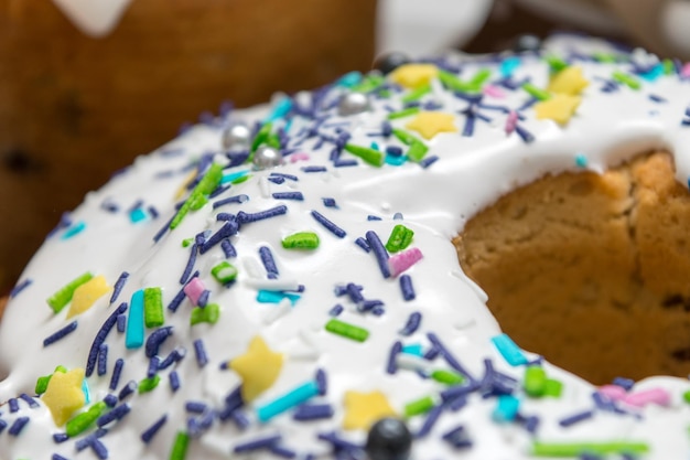 Pasqua Torta di Pasqua con uvetta e glassa cosparsa di codette colorate