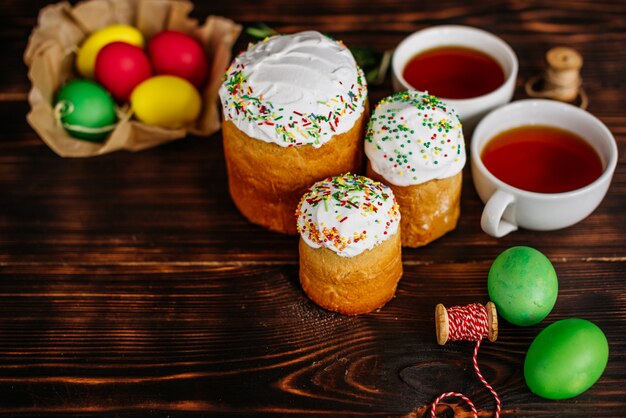 Pasqua, torta, uova, vacanze. Torta di Pasqua e uova colorate su uno sfondo scuro. Può essere usato come sfondo