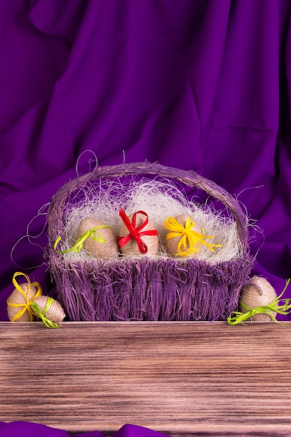 Pasqua. Uova bianche in cestino viola