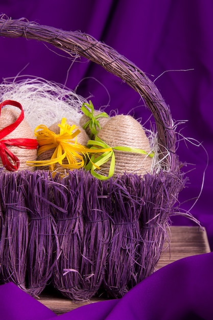 Pasqua. Uova bianche in cestino viola