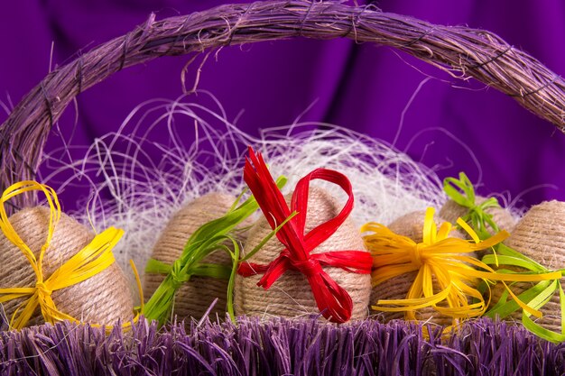 Pasqua. Uova bianche in cestino viola