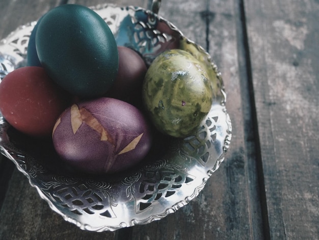 Pasqua uova colorate in una vecchia ciotola di caramelle di metallo su un tavolo di legno Pasqua la risurrezione di Cristo la luminosa risurrezione di Cristo la festa più antica e cristiana