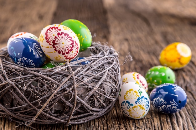 Pasqua. Uova di Pasqua fatte a mano sulla vecchia tavola di legno.