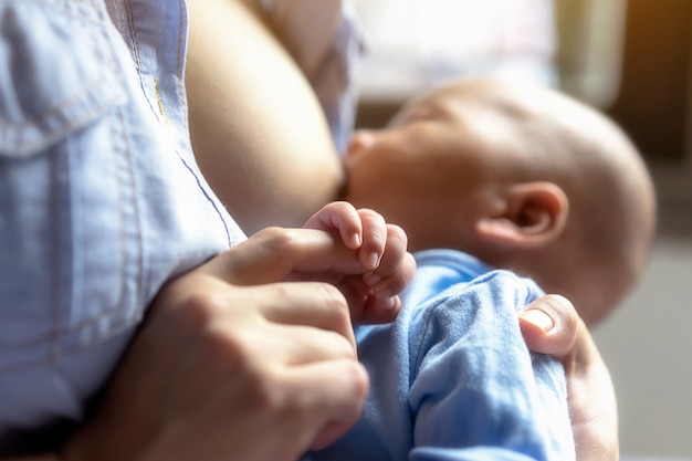 Passa il bambino addormentato nella mano della madre