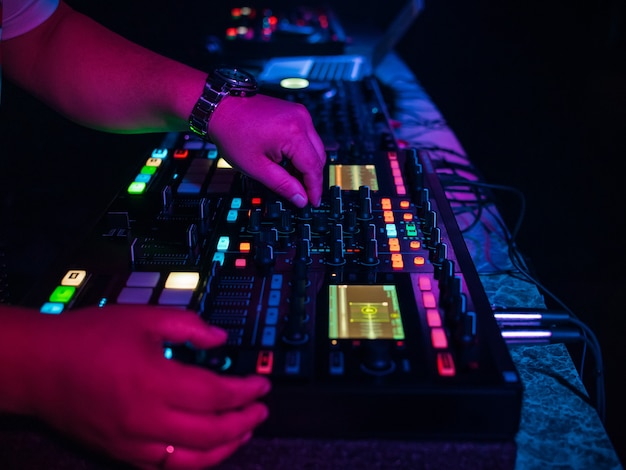 Passa il DJ a mixare e riprodurre musica su un mixer controller professionale