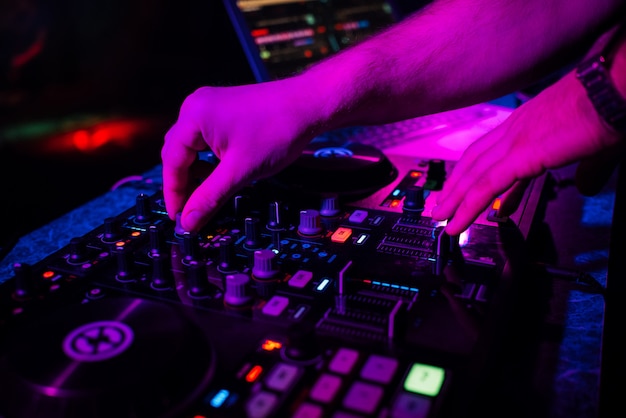 Passa il DJ suonando e mixando musica sul controller musicale ad una festa