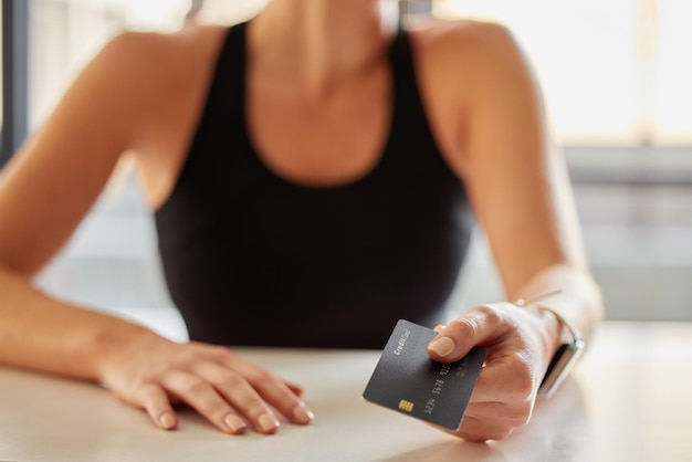 Passa la carta di credito e il pagamento in palestra per l'abbonamento al fitness o l'abbonamento agli esercizi E-commerce Fintech e atleta o donna che acquista o paga per l'allenamento o l'allenamento presso il club di esercizi per la salute