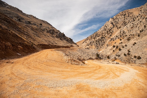 Passa le montagne del paesaggio del Medio Oriente