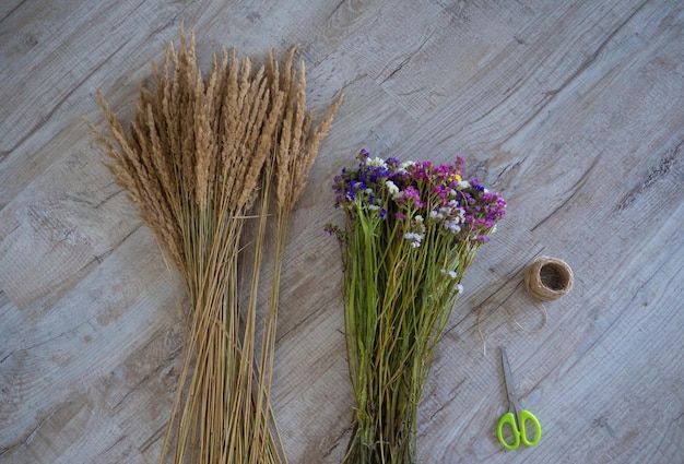 Passaggi per realizzare ghirlande autunnali da fiori e piante