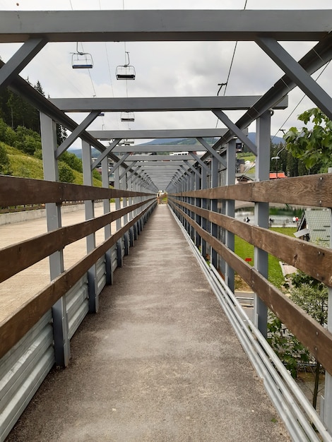 Passaggio ad arco che va in lontananza in lontananza da assi parallele e pilastri di ferro