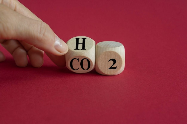 Passaggio ai veicoli a celle a combustibile Il cubo capovolto ha cambiato l'espressione CO2 in H2 Bellissimo sfondo rosso