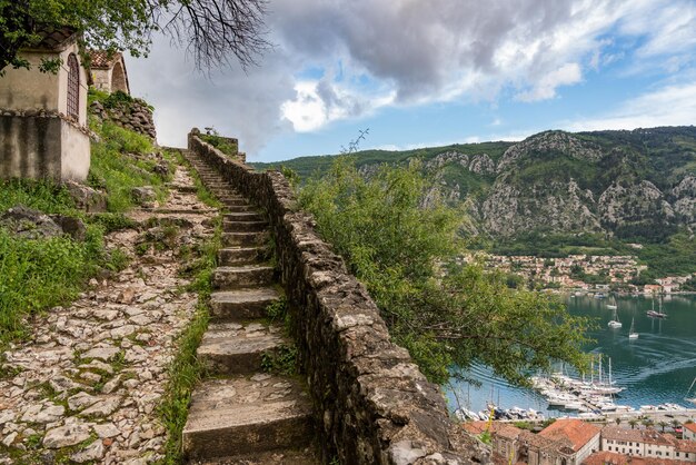 Passaggio al castello sopra la città vecchia di Kotor in Montenegro