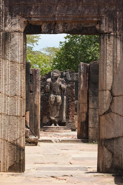 Passaggio in rovina alla statua del Buddha Polonnaruwa Sri Lanka