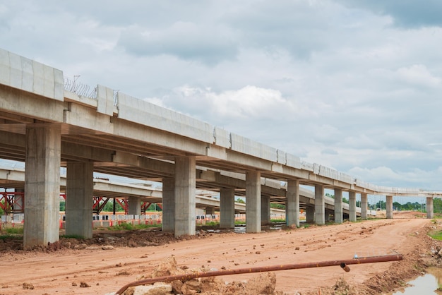 Passaggio parallelo del ponte in costruzionecampagnaponte lungoautostrada a pedaggioLa strada esternaSito di costruzione del ponte a pedaggio grande