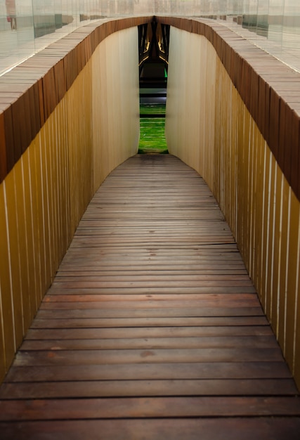 Passaggio pedonale del tunnel di legno in discesa