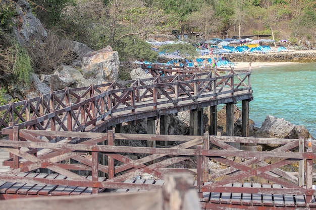 Passaggio pedonale di legno a lan di koh in Tailandia